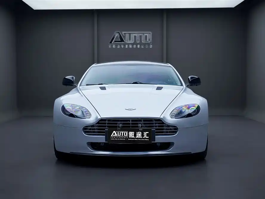 Aston Martin V8 Vantage 2011 — фото 2