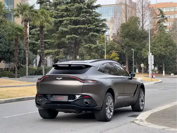 Aston Martin DBX 2021