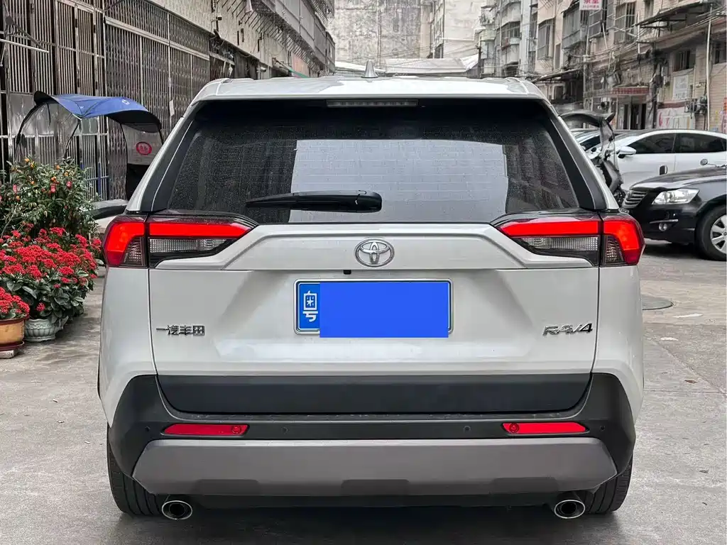 Toyota RAV4 2023 — фото 2