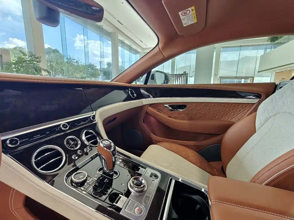 Bentley Continental 2022 — фото 12