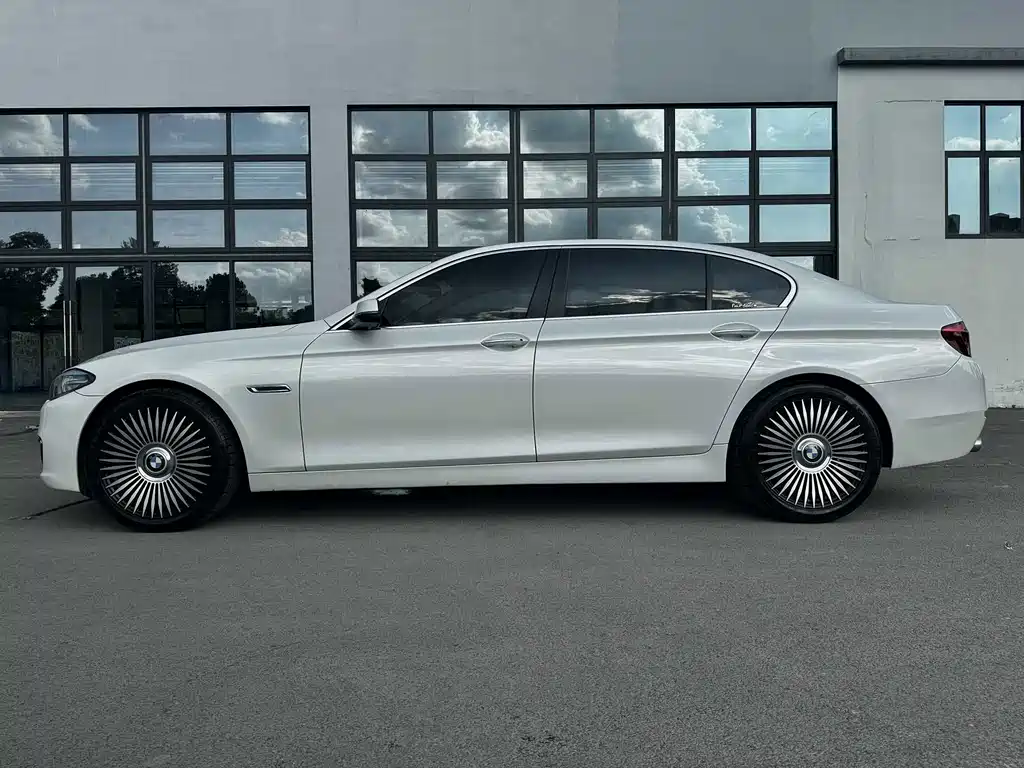 BMW 5 Series 2016 — фото 14