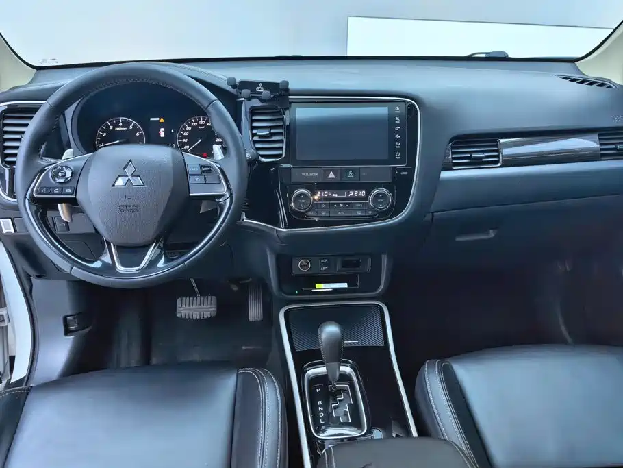 Mitsubishi Outlander 2020 — фото 12