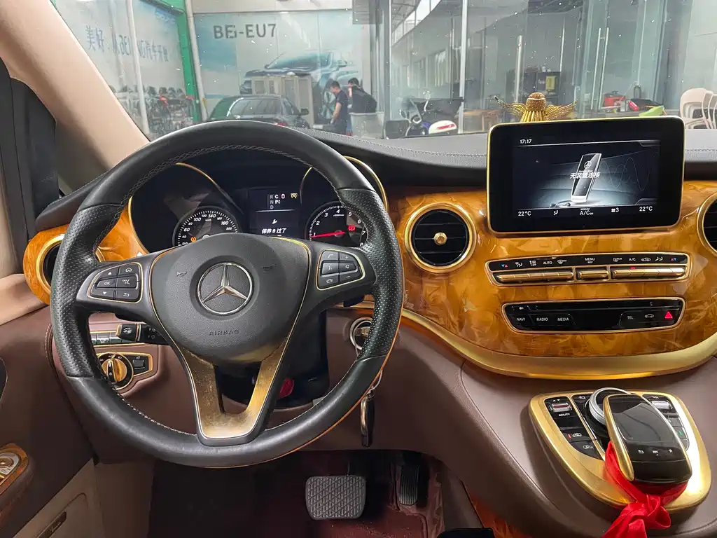 Mercedes-Benz V-Class 2017 — фото 15
