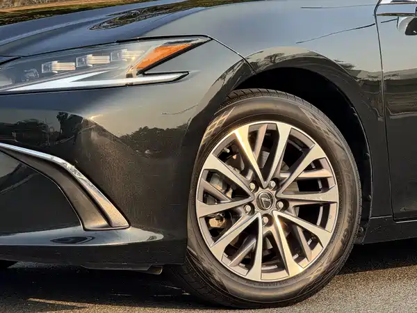 Lexus ES 2023