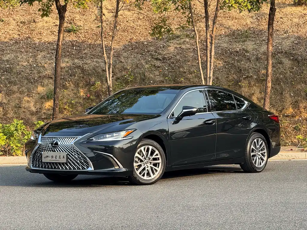 Lexus ES 2023 — фото 1