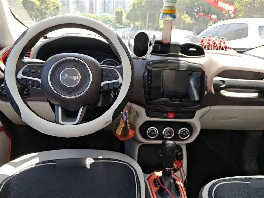 Jeep Renegade 2017 — фото 10