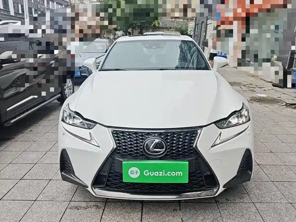 Lexus IS 2019