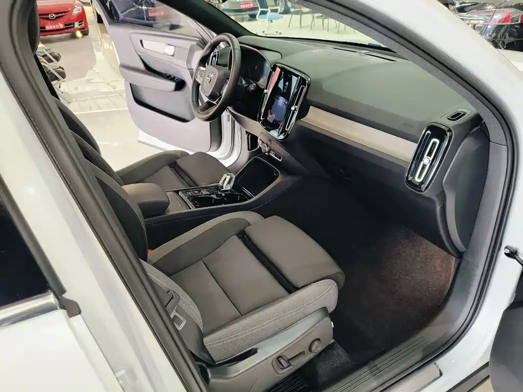 Volvo XC40 2023 — фото 14