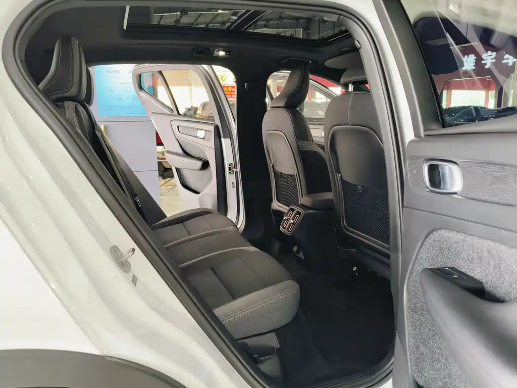 Volvo XC40 2023 — фото 16