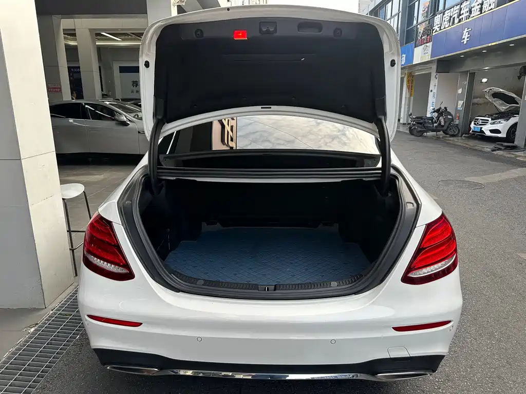 Mercedes-Benz E-Class 2018 — фото 18