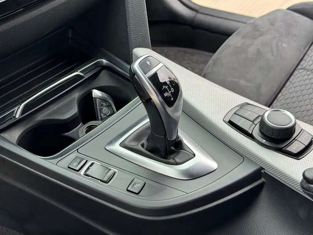 BMW 3 Series 2017 — фото 11