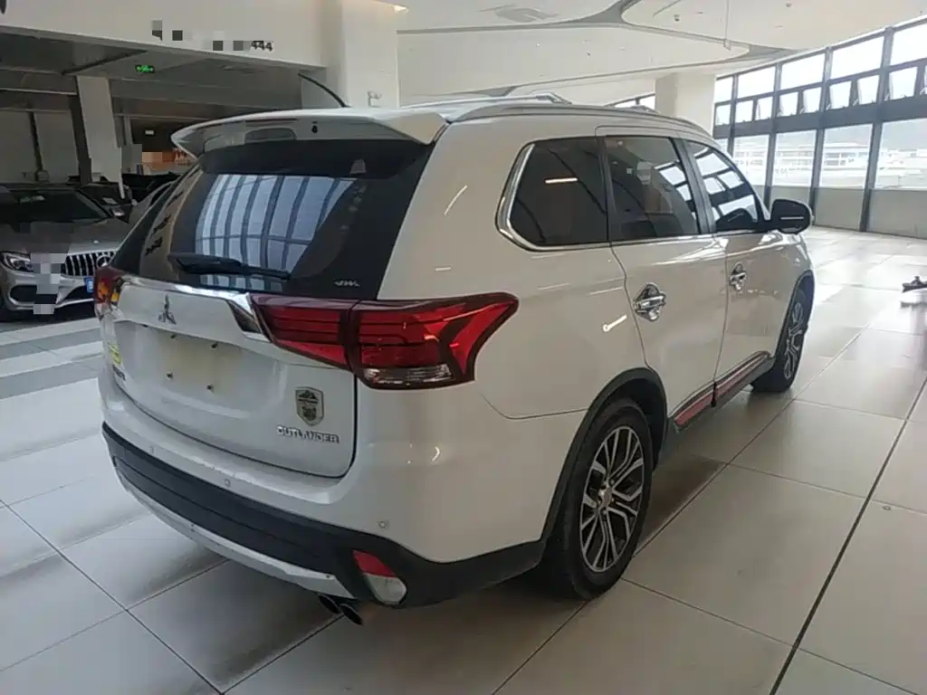 Mitsubishi Outlander 2017 — фото 7