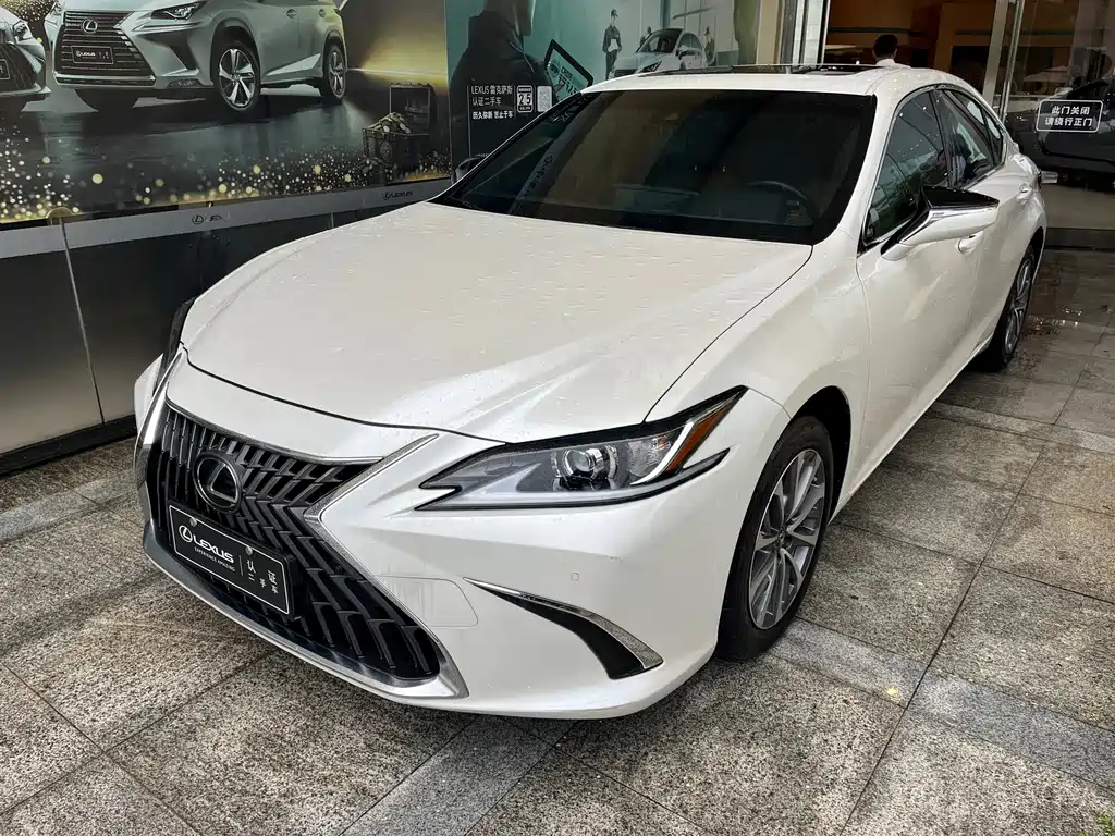 Lexus ES 2023 — фото 1