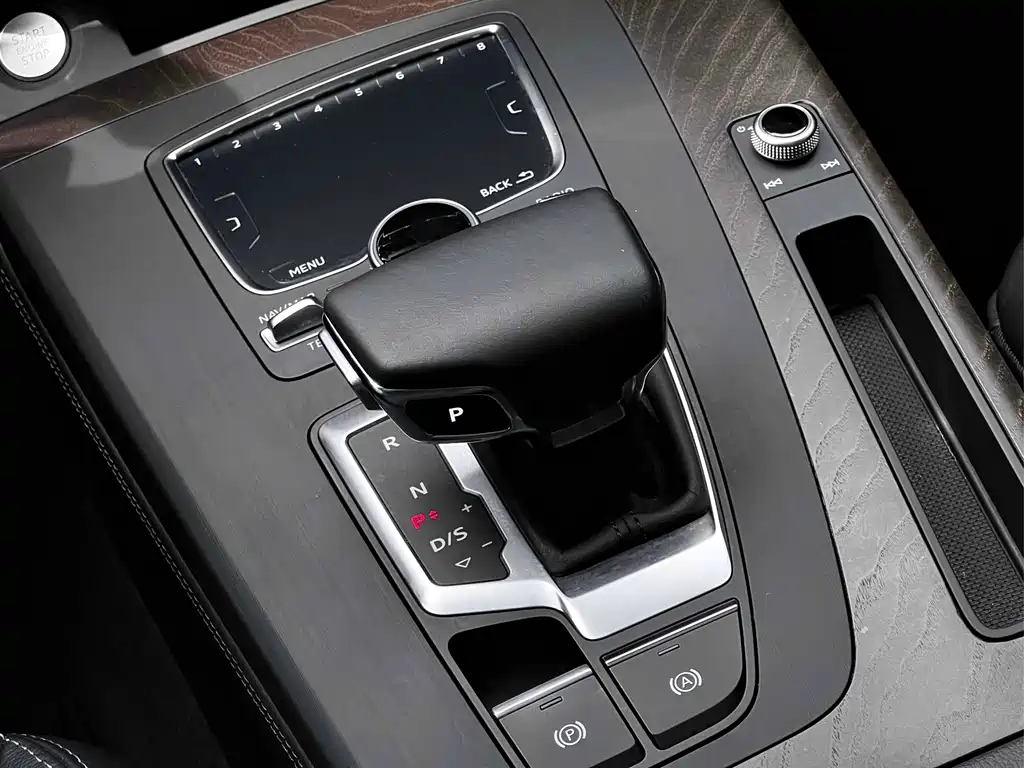 Audi Q5L 2021 — фото 10
