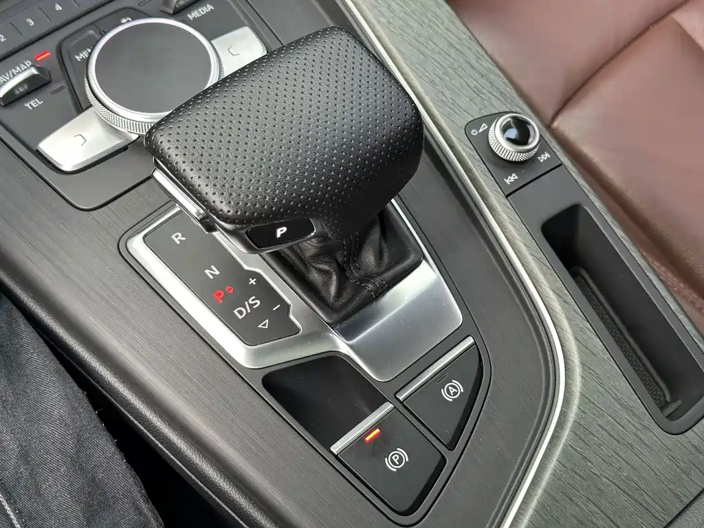 Audi A4L 2018 — фото 29
