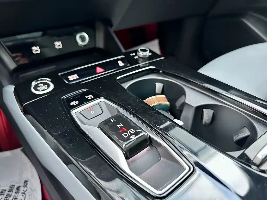 Audi Q6L e-tron 2025 — фото 11