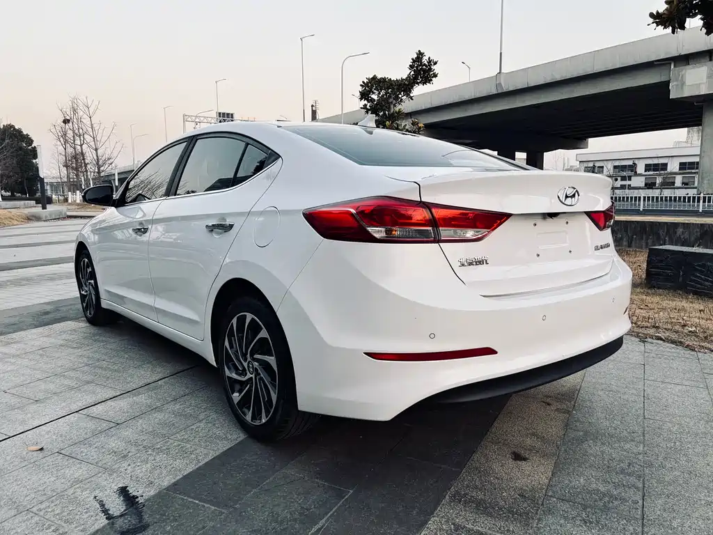 Hyundai Elantra 2020 — фото 10