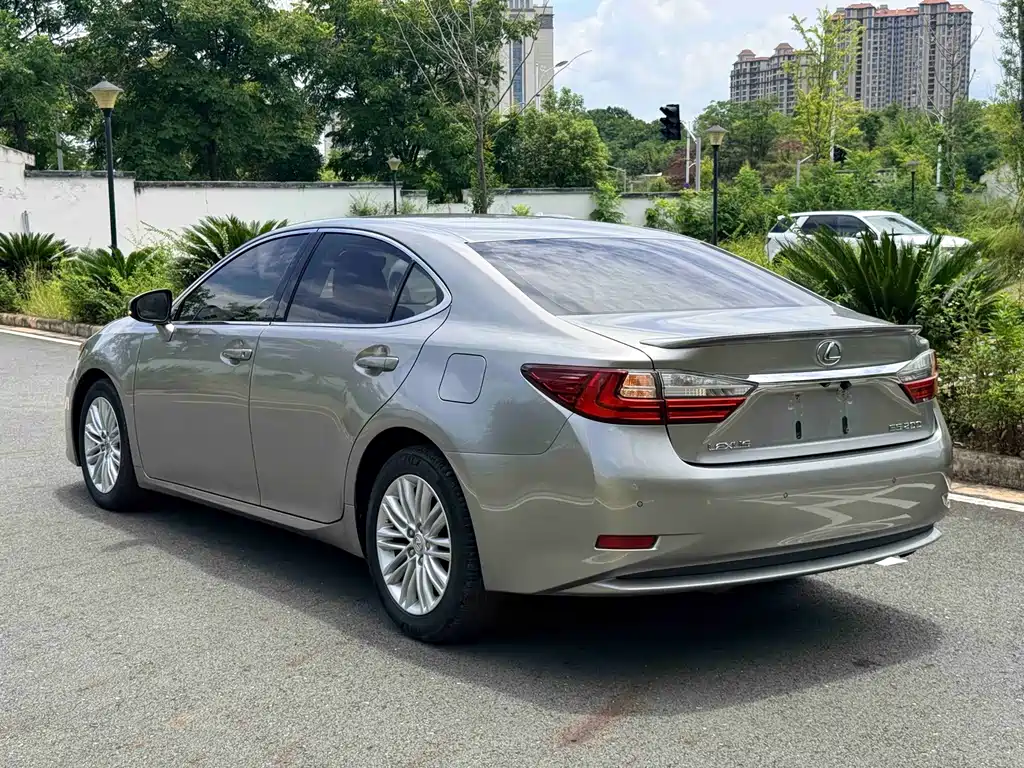 Lexus ES 2017 — фото 7