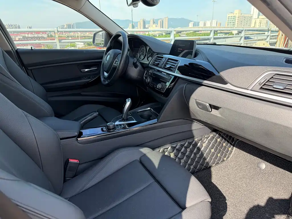 BMW 3 Series 2018 — фото 11