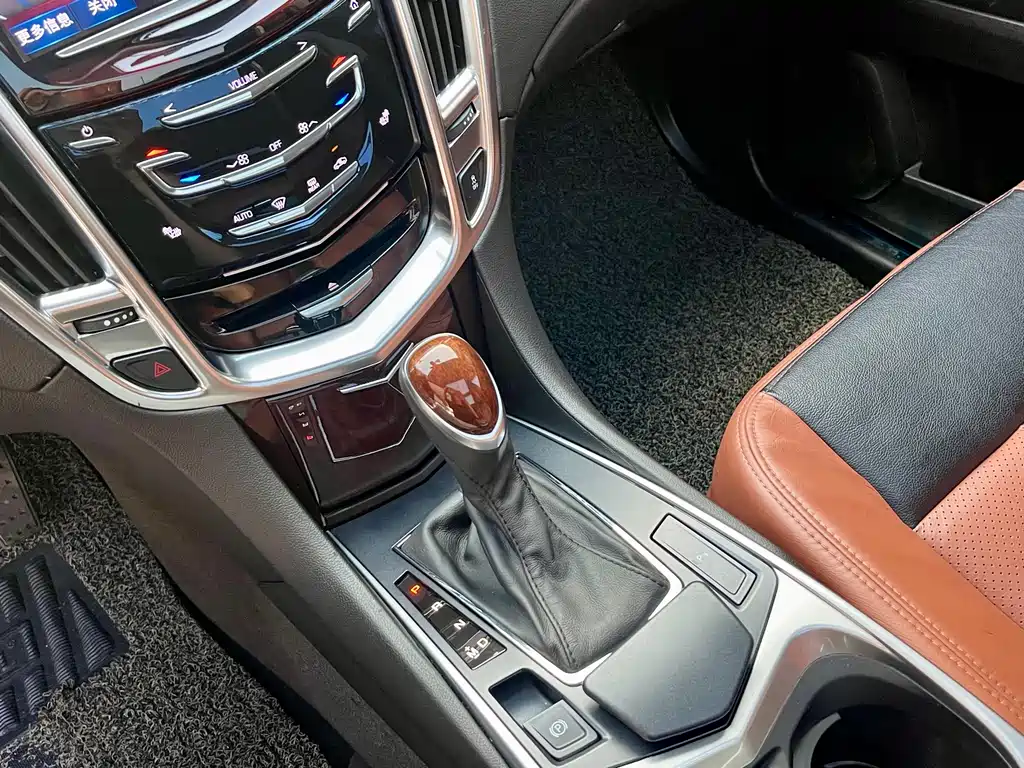 Cadillac SRX 2015 — фото 11
