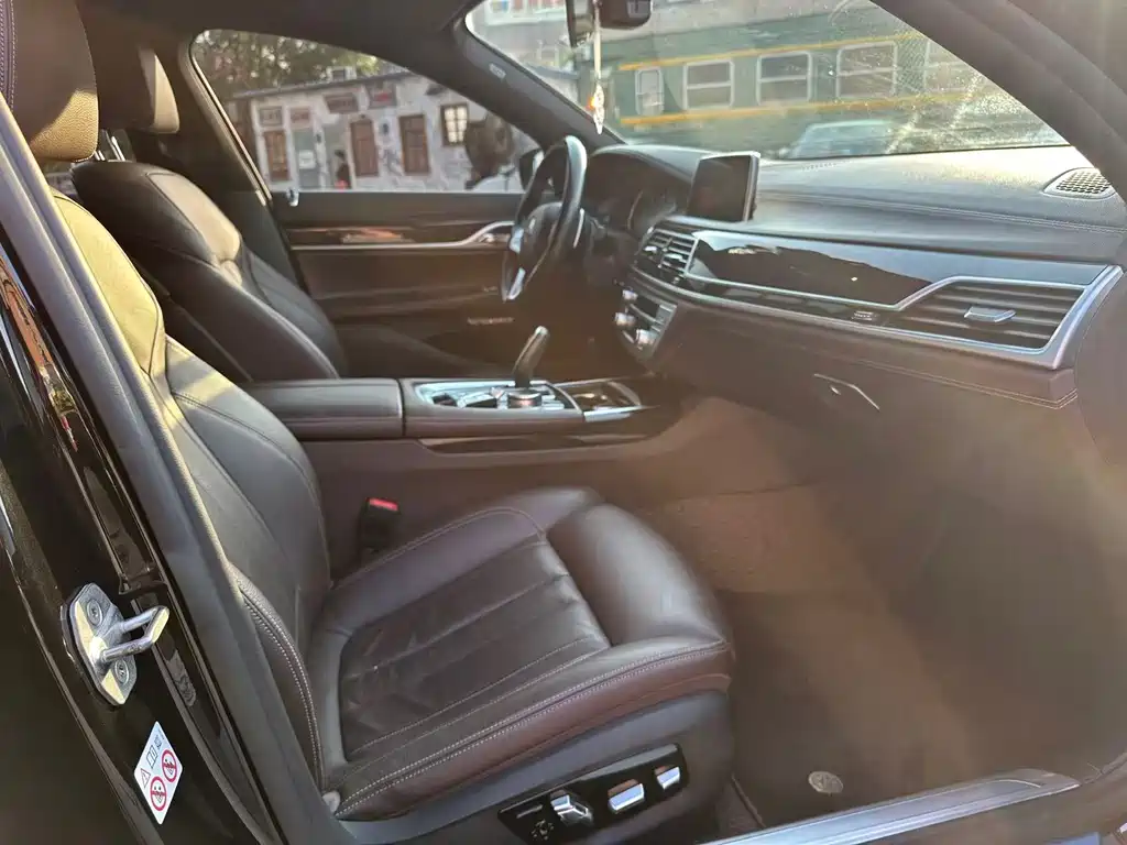 BMW 7 Series 2018 — фото 12