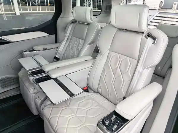 Volvo EM90 2024