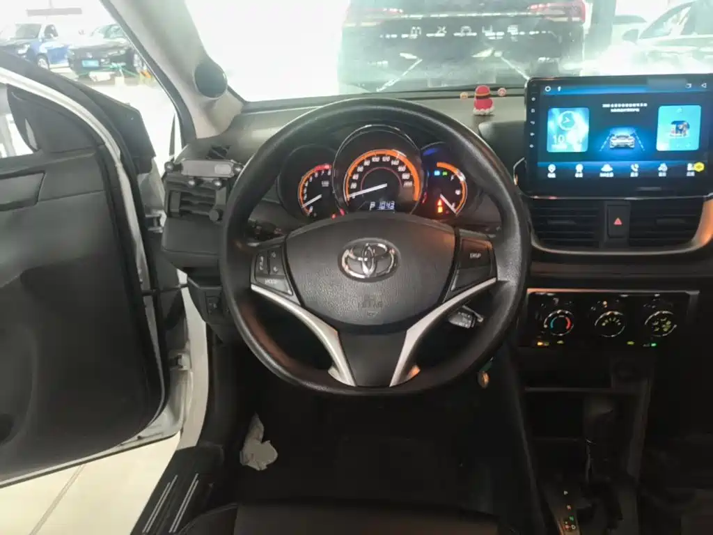 Toyota Yaris L 2022 — фото 11