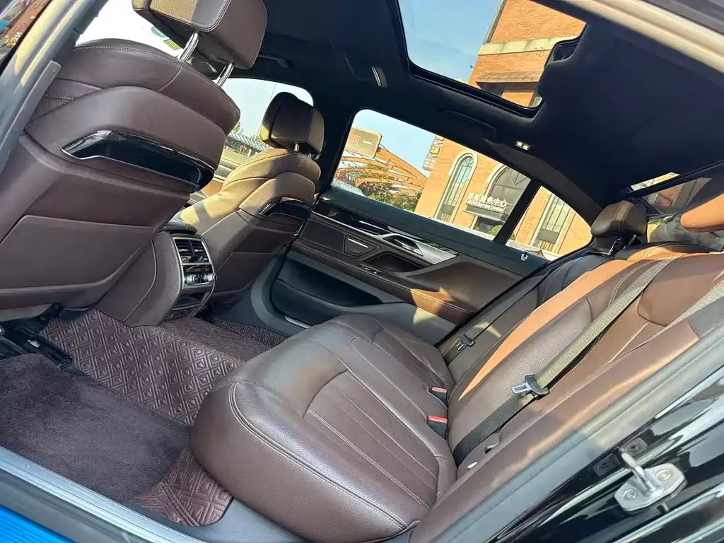 BMW 7 Series 2018 — фото 11