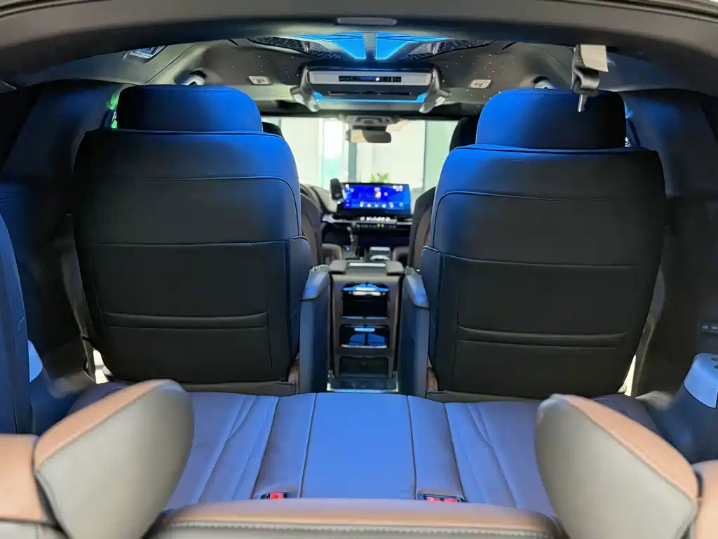 Toyota Granvia 2023 — фото 11