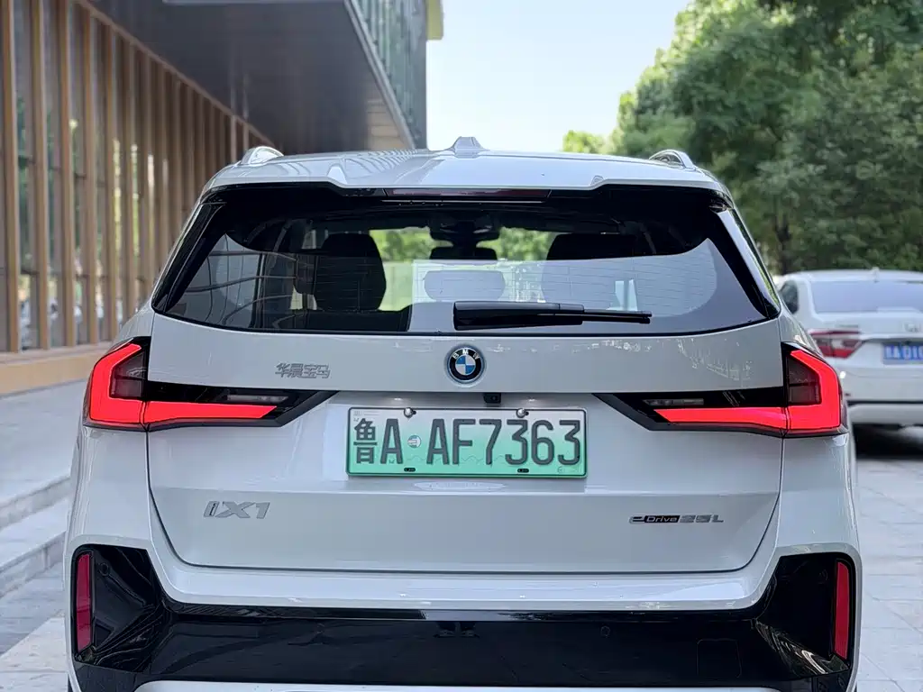 BMW iX1 2025