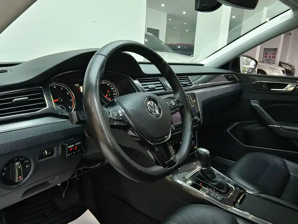 Volkswagen Passat 2017 — фото 14