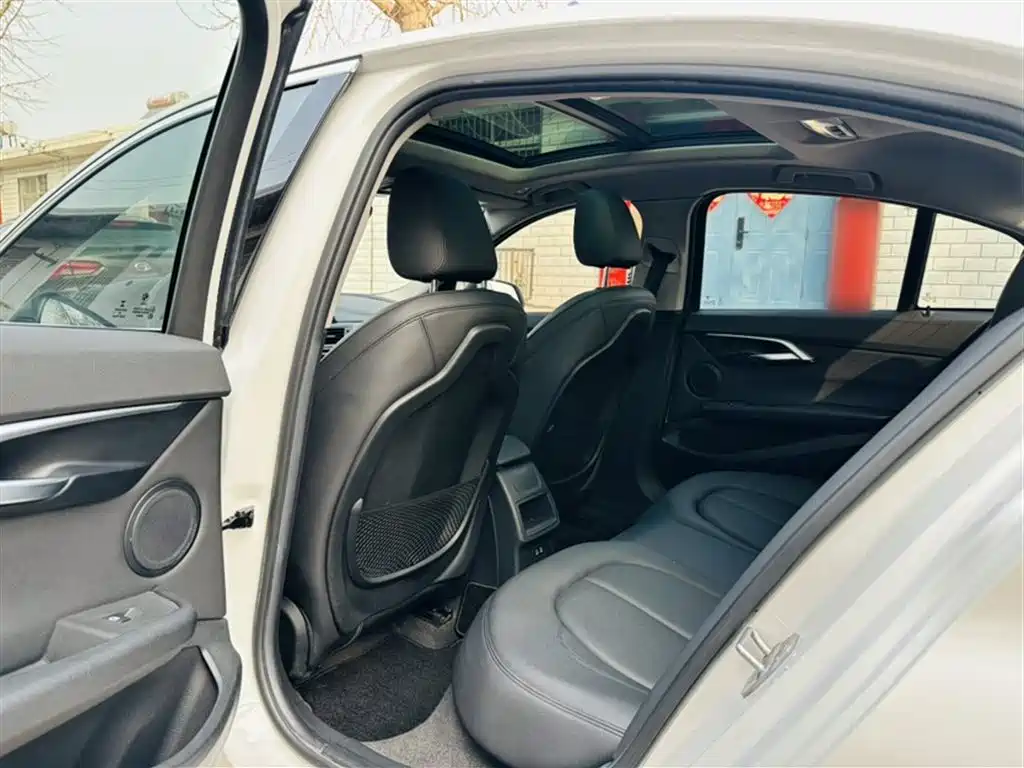 BMW 1 Series 2018 — фото 16