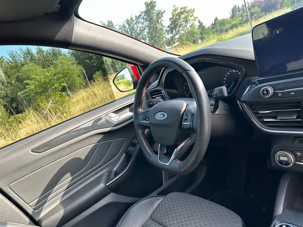 Ford Focus 2018 — фото 18