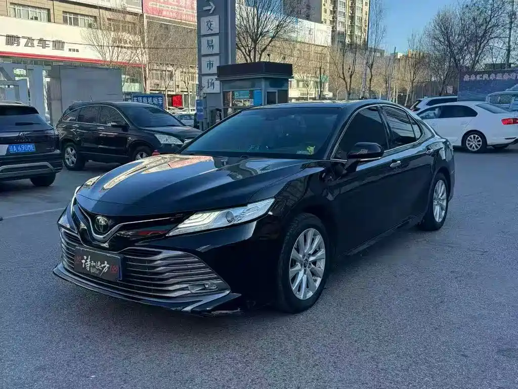 Toyota Camry 2019 — фото 1