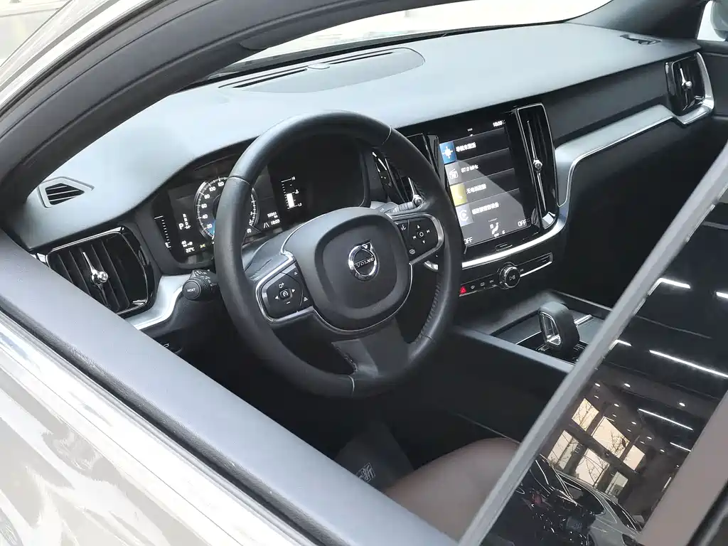 Volvo S60 2022 — фото 13