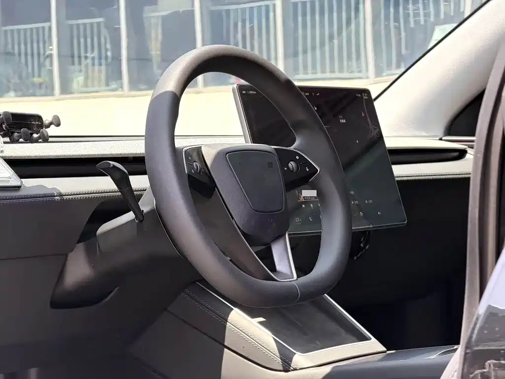 Tesla Model Y 2025 — фото 4