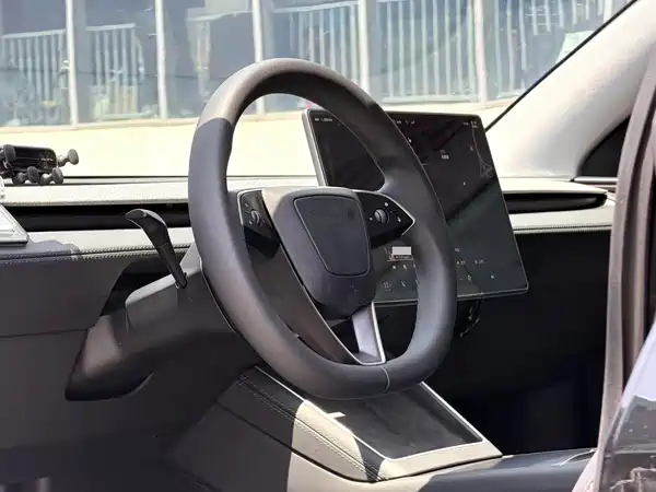 Tesla Model Y 2025
