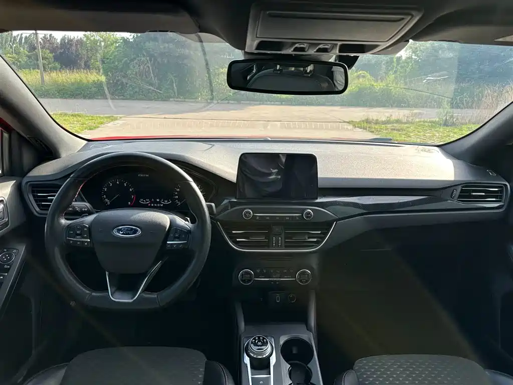 Ford Focus 2018 — фото 10