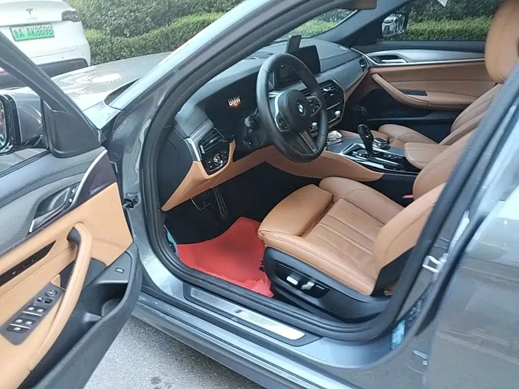 BMW 5 Series 2019 — фото 16