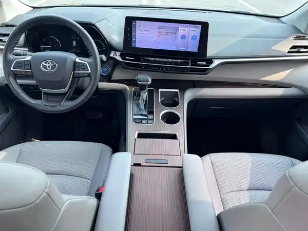 Toyota Granvia 2024