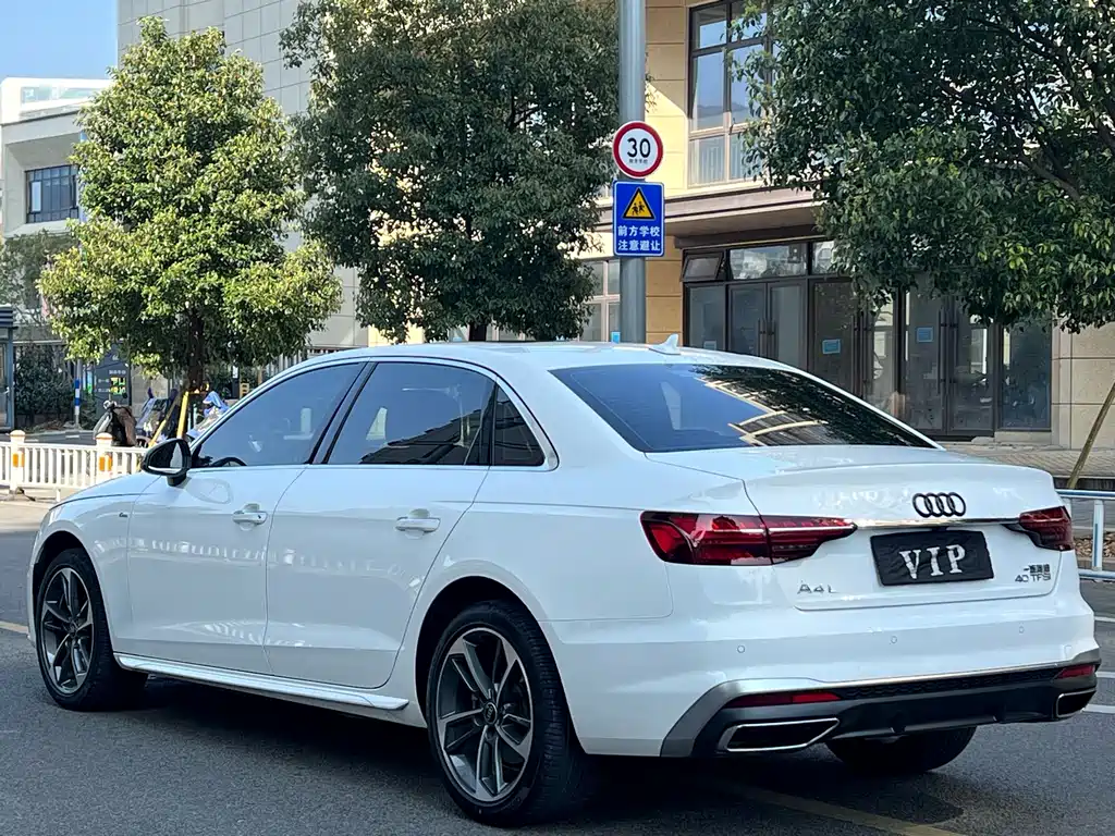 Audi A4L 2022 — фото 6