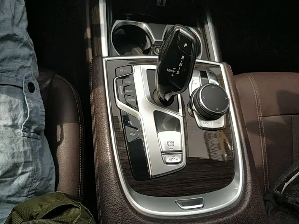 BMW 7 Series 2017 — фото 14