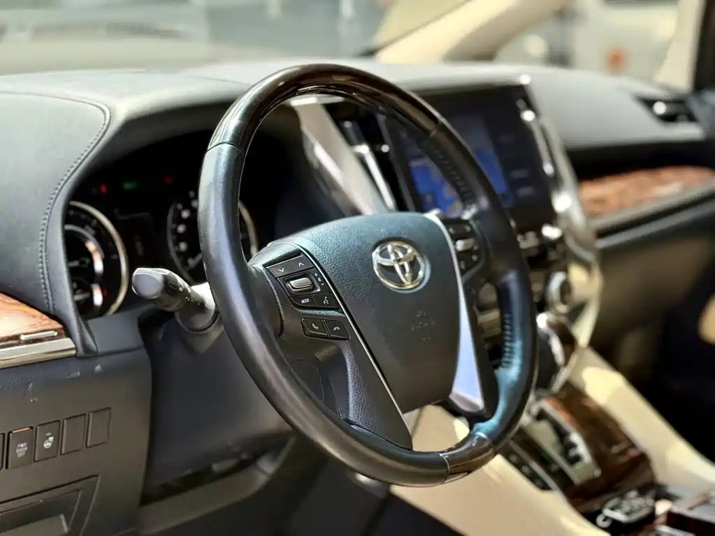 Toyota Alphard 2022 — фото 13