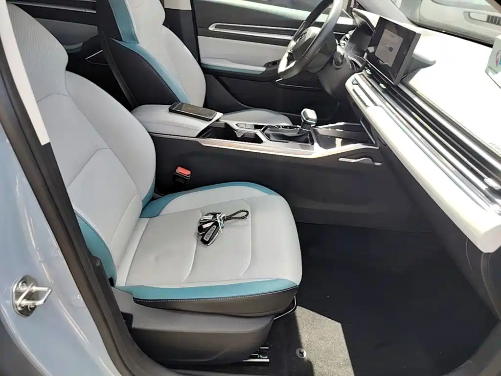 Geely Emgrand 2023 — фото 25