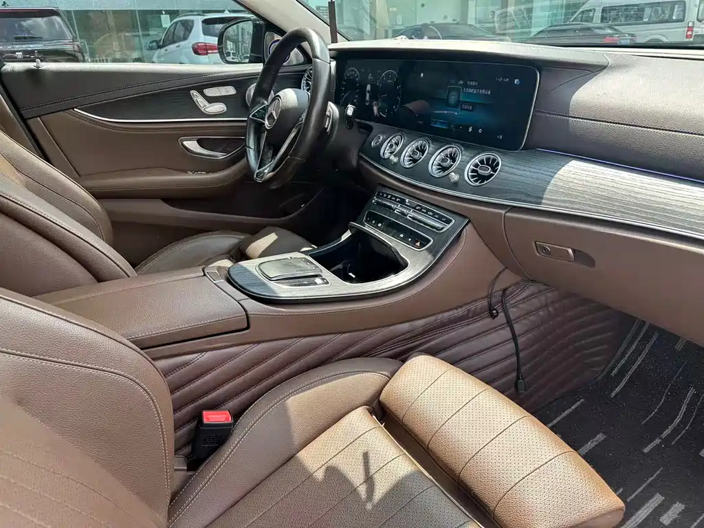 Mercedes-Benz E-Class 2022 — фото 12