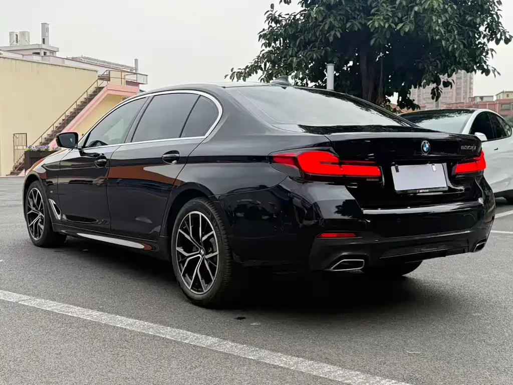 BMW 5 Series 2023 — фото 16