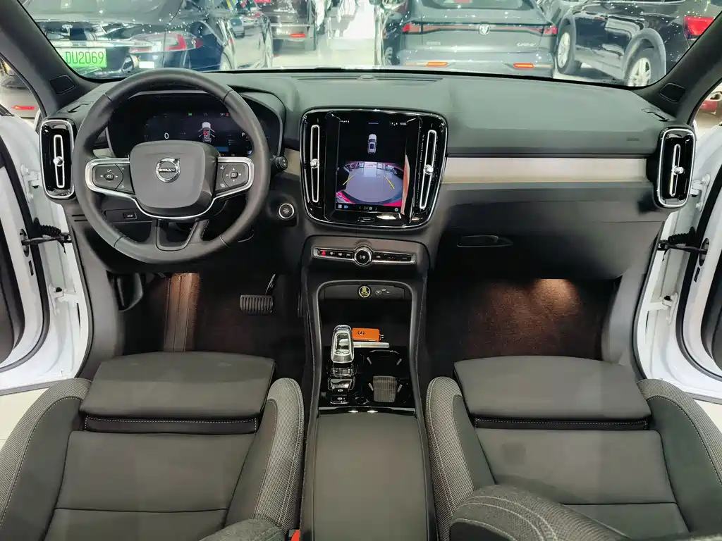 Volvo XC40 2023 — фото 11