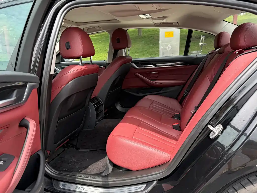 BMW 5 Series 2018 — фото 10