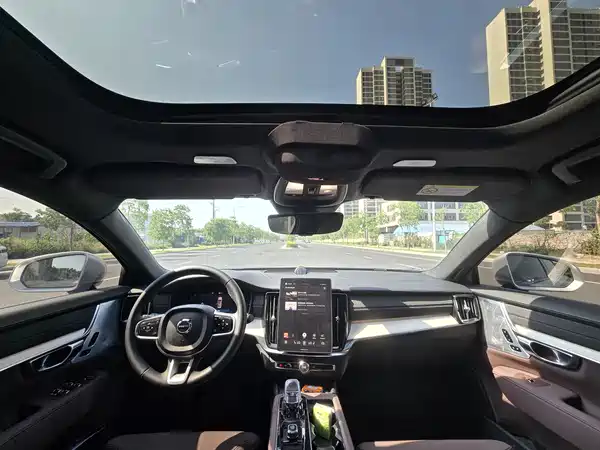 Volvo S90 Plug-In Hybrid 2025