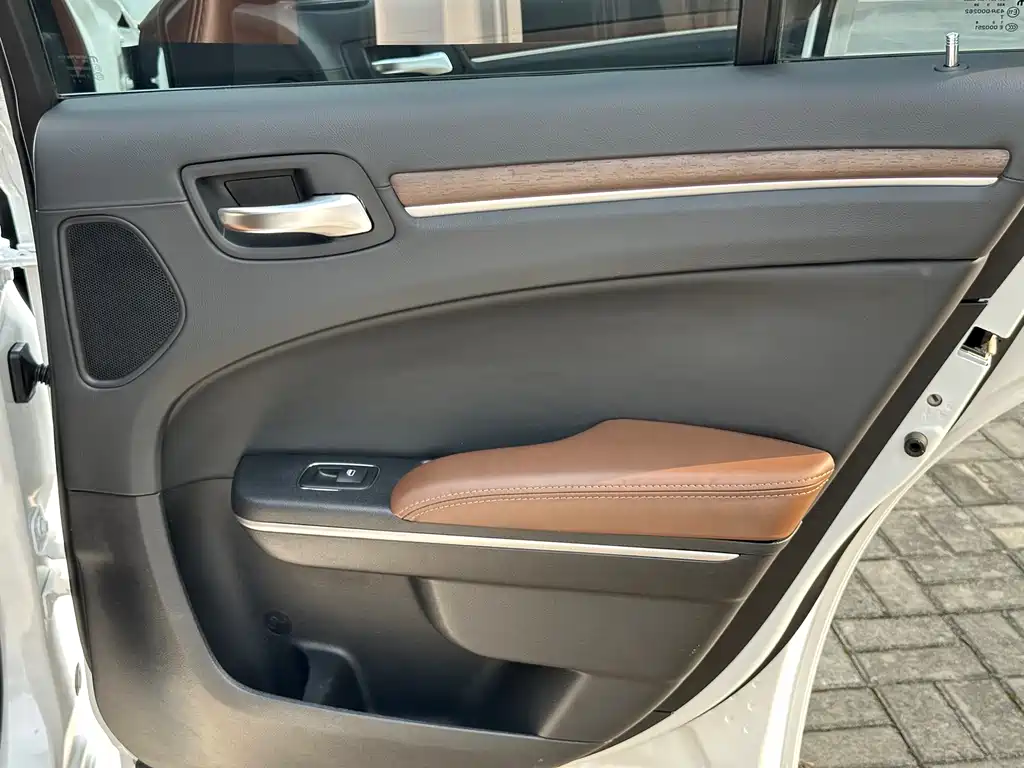 Chrysler 300C 2014 — фото 17